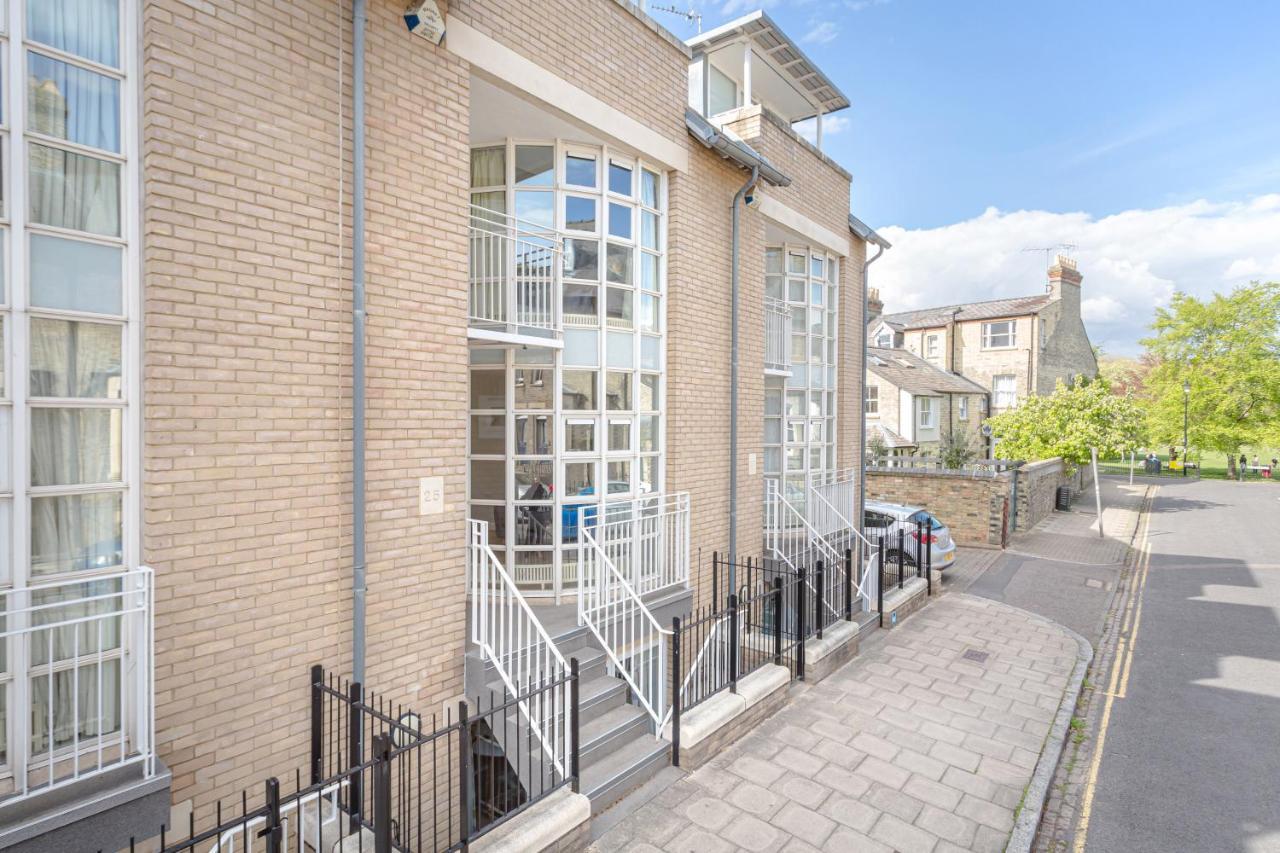 3 Bedroom Jesus Green Townhouse With Parking CBG Екстериор снимка