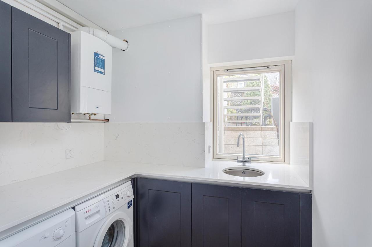 3 Bedroom Jesus Green Townhouse With Parking CBG Екстериор снимка